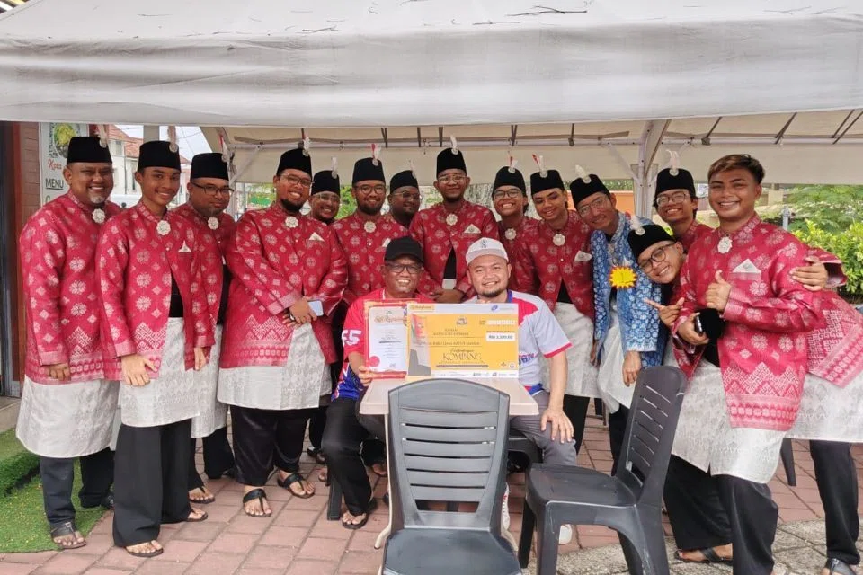 Kumpulan Kompang Nur Ikhwan menggabungkan paluan kompang dengan pelbagai rentak tradisional Melayu seperti zapin dan joget dalam persembahan mereka.