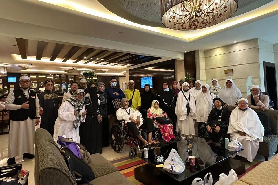 Foto ini dirakam pada Julai 2023 di lobi Hotel Ghufran Safwah di Makkah, sebelum jemaah AQ Travel & Tours berangkat dan meneruskan perjalanan ke Madinah.