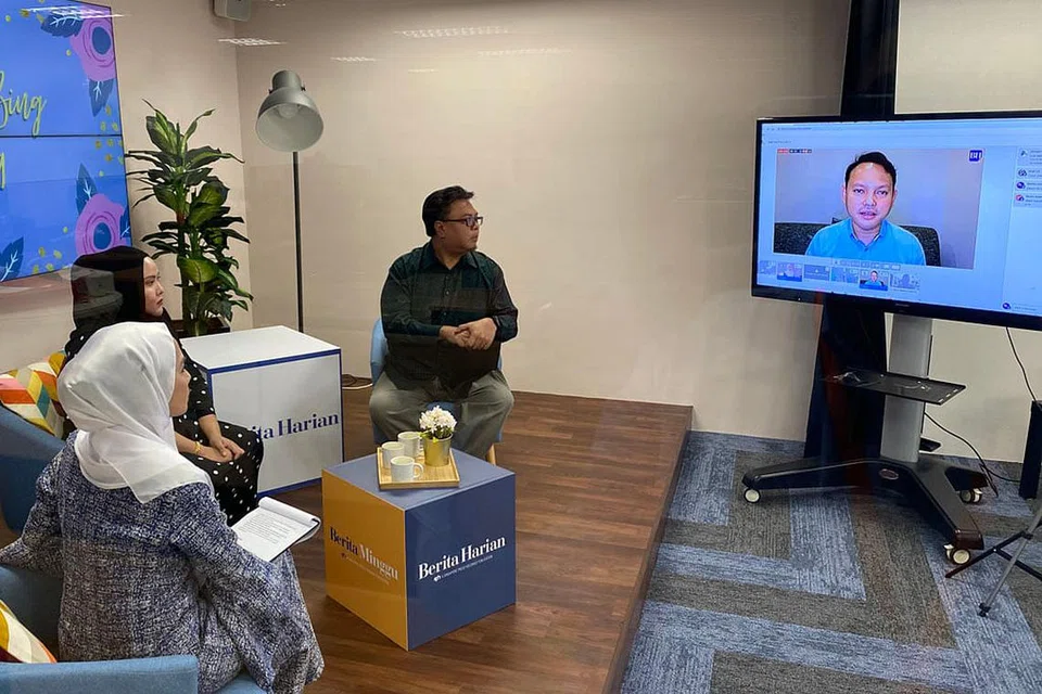 BERI PENERANGAN: Pelbagai perkara berhubung menganjurkan majlis perkahwinan dalam keadaan pandemik Covid-19 dibincangkan bersama Menteri Negara Kanan (Tenaga Manusia merangkap Pertahanan), Encik Zaqy Mohamad (di skrin) dalam perbincangan Facebook Live yang dipimpin wartawan Cik Shahida Sarhid (kiri) dan hos bersama Suhaimi Yusof, dan turut menampilkan peniaga Cik Nurmaya Mohd Salleh (tengah). - Foto BH oleh NAZRI HADI SAPARIN