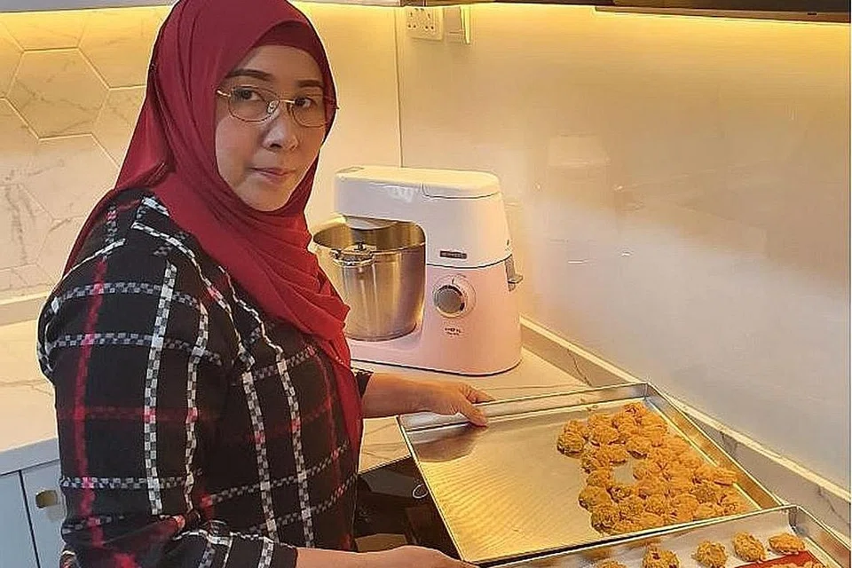 HARGAI SOKONGAN: Cik Lynn Siregar gembira dengan pemberian Dana Bantuan Sementara (TRF) setelah beliau berdaftar bersama Dewan Perniagaan dan Perusahaan Melayu Singapura (DPPMS). - Foto ihsan LYNN SIREGAR