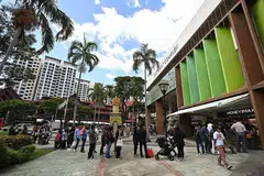 BERATUR BELI PERSIAPAN RAYA: Barisan panjang dilihat membentuk di pintu masuk Joo Chiat Complex sekitar 12.30 petang semalam. Ini berikutan langkah Covid-19 yang diperketat baru-baru ini untuk mengehad bilangan pengunjung di pusat beli-belah dan kedai besar. - Foto BM oleh LIM YAOHUI