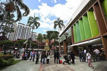 BERATUR BELI PERSIAPAN RAYA: Barisan panjang dilihat membentuk di pintu masuk Joo Chiat Complex sekitar 12.30 petang semalam. Ini berikutan langkah Covid-19 yang diperketat baru-baru ini untuk mengehad bilangan pengunjung di pusat beli-belah dan kedai besar. - Foto BM oleh LIM YAOHUI