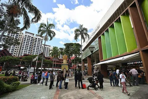 BERATUR BELI PERSIAPAN RAYA: Barisan panjang dilihat membentuk di pintu masuk Joo Chiat Complex sekitar 12.30 petang semalam. Ini berikutan langkah Covid-19 yang diperketat baru-baru ini untuk mengehad bilangan pengunjung di pusat beli-belah dan kedai besar. - Foto BM oleh LIM YAOHUI