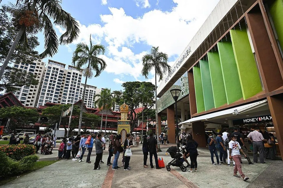 BERATUR BELI PERSIAPAN RAYA: Barisan panjang dilihat membentuk di pintu masuk Joo Chiat Complex sekitar 12.30 petang semalam. Ini berikutan langkah Covid-19 yang diperketat baru-baru ini untuk mengehad bilangan pengunjung di pusat beli-belah dan kedai besar. - Foto BM oleh LIM YAOHUI