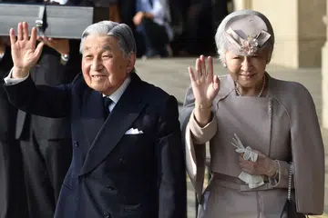 DISANJUNG RAKYAT: Maharaja Akihito Hirohito dan Permaisuri Michiko Shoda membawa perubahan pada institusi diraja Jepun yang membuat pasangan itu popular dalam kalangan rakyat. - Foto AFP