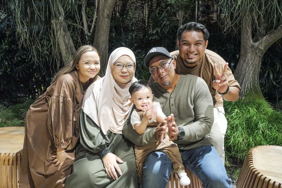 Encik Ismadi Yahya dan Cik Roziana Ibrahim membantu menjaga satu-satunya cucu mereka, Myka Jibreel, apabila ibu bapanya, Encik Muhammad Jasri (kanan) dan Cik Asri Rahmawati (kiri) bercuti di Thailand selama lima hari. 