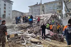 PUING GEMPA: Pasukan penyelamat menjalankan gerakan mencari di antara runtuhan bangunan di daerah Yesilyurt di Malatya pada Isnin (27 Februari) selepas gempa bumi berukuran 5.6 magnitud melanda timur Turkey. 