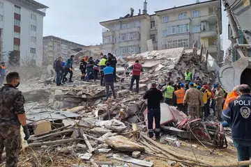 PUING GEMPA: Pasukan penyelamat menjalankan gerakan mencari di antara runtuhan bangunan di daerah Yesilyurt di Malatya pada Isnin (27 Februari) selepas gempa bumi berukuran 5.6 magnitud melanda timur Turkey. 