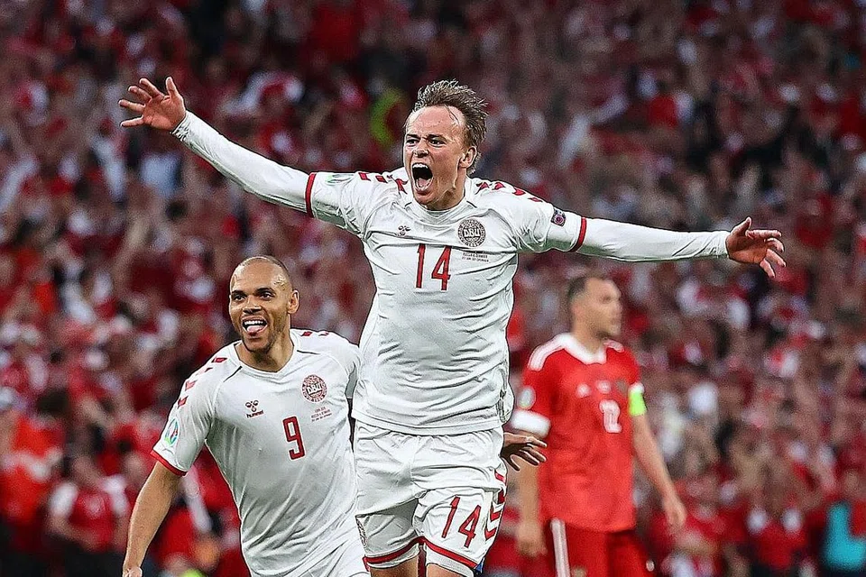 MENAKJUBKAN: Damsgaard meraikan kejayaannya menjaringkan satu gol dalam kemenangan 4-1 Denmark ke atas Russia, sekali gus membantu pasukannya mara ke pusingan kelompok 16 terakhir Euro 2020. - Foto REUTERS