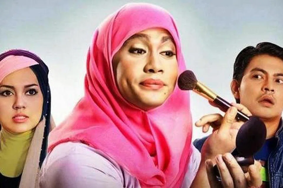 DEMI WATAK: Fizz Fairuz (bertudung merah jambu) membawa watak Johanna demi memikat gadis cantik, lakonan Nelydia Senrose (kiri), dalam filem Mat Tudung. Turut berlakon ialah Izzue Islam (kanan). - Foto SHOWBIZZ PRODUCTIONS