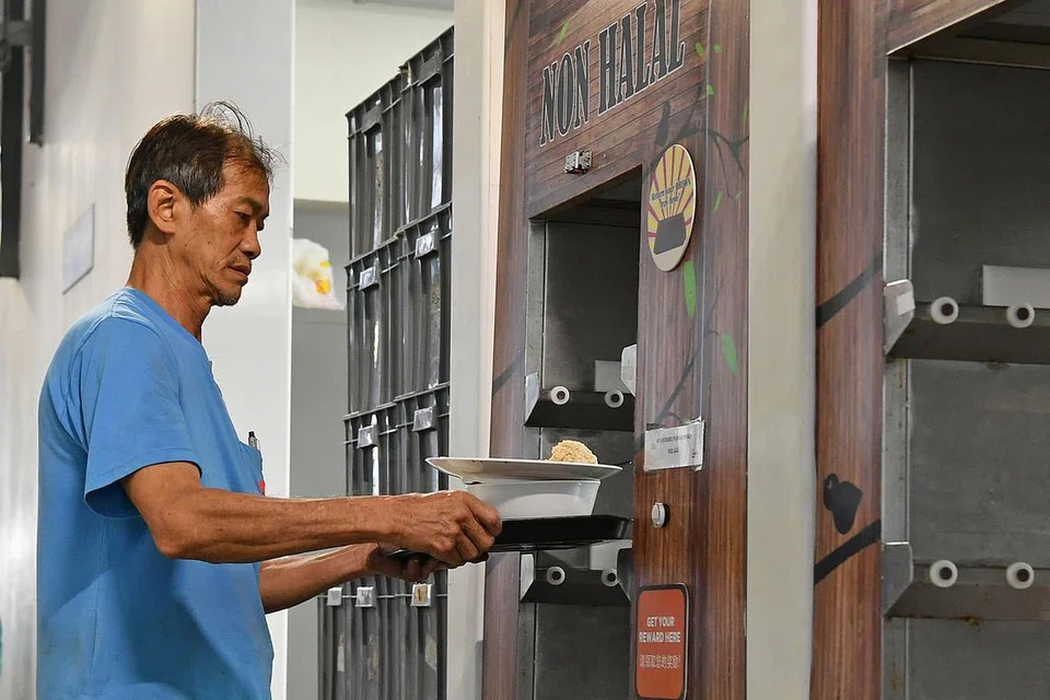 JADI KEPRIHATINAN WARGA: Pihak penjaja menghadapi isu pembersihan di pusat penjaja baru, misalnya di Pusat Penjaja Jurong West ini. - Foto BM oleh CHONG JUN LIANG