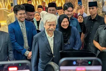 Yang di-Pertuan Besar Negeri Sembilan, Tuanku Muhriz Tuanku Munawir (tengah), menzahirkan penghargaan kepada para penyokong yang menyambut ketibaan beliau di Lapangan Terbang Antarabangsa Kuala Lumpur (KLIA) pada 17 September.