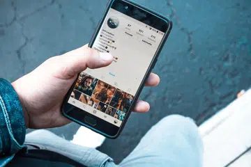 Kandungan yang dimuat naik di wadah media sosial biasanya dalam bentuk teks, foto atau video dan ini dikenali sebagai ‘post’ dalam bahasa Inggeris. 