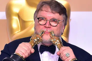 TIDAK DITIRU: Hakim Percy Anderson menolak tindakan undang-undang yang mendakwa filem Guillermo del Toro (atas) berjudul The Shape of Water meniru kisahLet Me Hear You Whisper oleh Paul Zindel. - Foto AFP