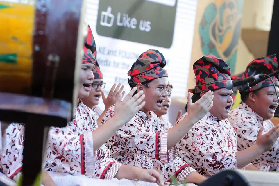 DIKIR BARAT: Kumpulan dikir barat daripada Kebun Bahru menghiburkan hadirin dengan persembahan mereka semasa majlis pelancaran kempen Sentuhan Ramadan di Wisma Geylang Serai Sabtu lalu. - Foto BH oleh KELVIN CHNG 
