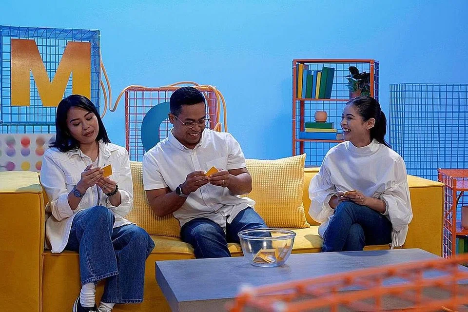 TETAMU OMG! BINCANG ISU DEKAT DI HATI: Dari kiri, Syazwani Zul (pereka fesyen), Raihan Yacob (pakar pemakanan dan kesihatan) dan Wanie Kayleigh Gomez (pempengaruh media sosial) muncul sebagai tetamu Episod pertama OMG! (Orang Muda Gitew!) hari ini. - Foto BY APPARATUS
