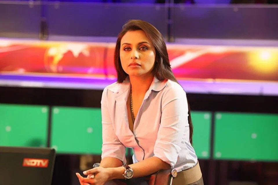 KESAN PAKAI SARI TIPIS: Rani Mukerji pernah diusung ke dalam kereta setelah menari dalam cuaca di bawah paras -14 darjah Celsius sehingga tubuhnya menjadi beku.