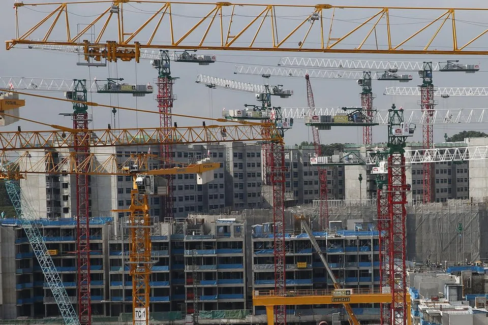 KEGIATAN LEBIH RANCAK: Sektor binaan menunjukkan prestasi lebih baik apabila ia tumbuh 6.2 peratus berbanding pertumbuhan 4.9 peratus pada suku keempat tahun lalu. - Foto fail