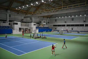 Hab Tenis Kallang yang terletak bertentangan Kallang Leisure Park merangkumi tujuh gelanggang tertutup dalam dewan berhawa dingin dengan kapasiti 1,297 tempat duduk dan 300 lagi tempat duduk boleh ditarik, siap untuk kegunaan.