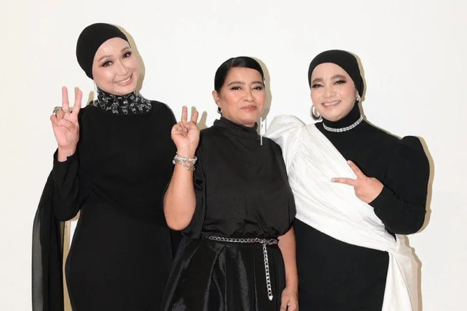 Anggota kumpulan Feminin (dari kiri) Along, Watie dan As semasa membuat persebahan di Axiata Arena bagi hari keempat Konsert GenKRU. 