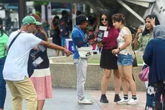 DESAK PELANCONG: Jurugambar dekati pelancong di kawasan KLCC untuk ambil gambar mereka.