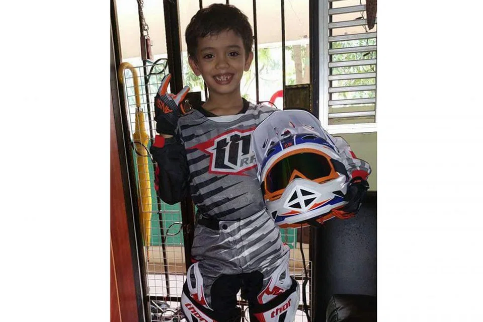 TAHAN LASAK: Iszrulmas Adam Barts Putra Iskandarmas (gambar atas) sudah mula bermain motosikal ketika usia enam tahun lagi dan tahun ini apabila mencecah usia lapan tahun, dia memasuki perlumbaan motosikal pertamanya di Pontian, Malaysia. - Foto-foto ihsan ISKANDARMAS SOFIUDIN