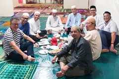 ERAT HUBUNGAN ANTARA KAUM: Encik Sin (paling kiri) berinteraksi bersama penduduk selepas solat tarawih pada Ramadan 2018. - Foto SIN BOON ANN / FACEBOOK