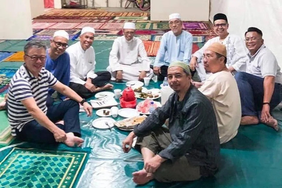 ERAT HUBUNGAN ANTARA KAUM: Encik Sin (paling kiri) berinteraksi bersama penduduk selepas solat tarawih pada Ramadan 2018. - Foto SIN BOON ANN / FACEBOOK