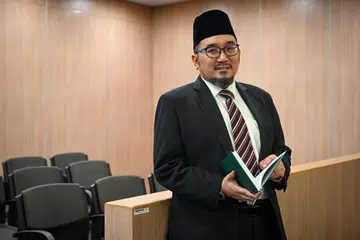 PERTINGKAT DIRI: Presiden Mahkamah Syariah, Ustaz Muhammad Fazalee Jaafar, tamat pengajian bagi program Doktor Juris yang diambilnya di Sekolah Undang-Undang, Universiti Sains Kemasyarakatan Singapura (SUSS)  pada Ogos 2023.