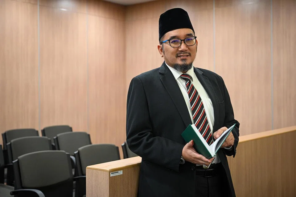 PERTINGKAT DIRI: Presiden Mahkamah Syariah, Ustaz Muhammad Fazalee Jaafar, tamat pengajian bagi program Doktor Juris yang diambilnya di Sekolah Undang-Undang, Universiti Sains Kemasyarakatan Singapura (SUSS)  pada Ogos 2023.