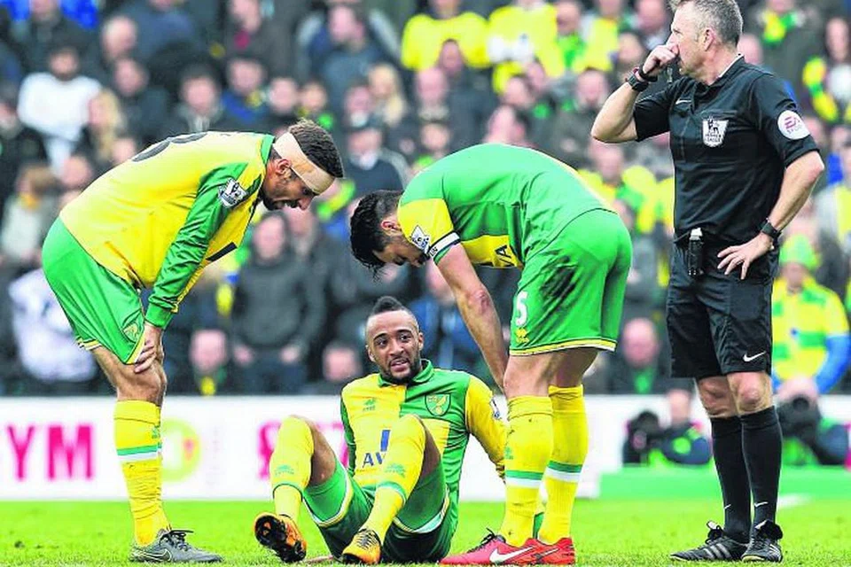JATUH DITIMPA TANGGA: Pemain Norwich Nathan Redmond (duduk) antara empat pemain yang cedera, menjejas keupayaan kelab itu bersaing. - Foto Reuters