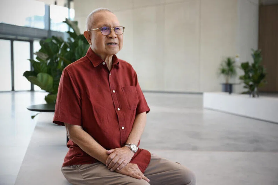 Mantan Pengarah Divisyen Keselamatan dan Perisikan (SID), Encik Eddie Teo, merupakan pengarah SID paling lama, dari 1979 hingga 1994. Beliau menyertai SID pada 1970.