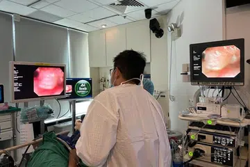 Peranti kecerdasan buatan (AI) endoskop, iaitu gastroAI, boleh mengesan kehadiran sel barah yang tertanam di dalam saluran gastrousus pesakit semasa pemeriksaan endoskopi. 