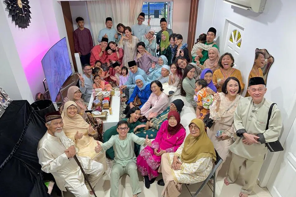 Kunjung-mengunjung dan bermaaf-maafan pada Hari Raya ibarat  jalan raya titian batu, iaitu adat yang belum berubah-ubah. Adat ini adalah baik dan harus diteruskan agar tidak lenyap.