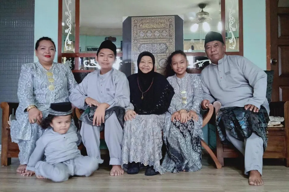 Encik Hisham Hashim (kanan) dan Cik Nur Fasehah Ahmad (kiri) bersama ibu Cik Fasehah, Cik Norsiah Ab Rahman (tengah), dan tiga anak mereka. Mereka sekeluarga bersyukur dengan sokongan yang diberikan pemerintah dalam bentuk skim Baucar GST (GSTV). 