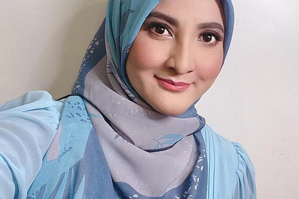 AZZA ELITE: Merintih di dalam Instagram meminta kerajaan Malaysia kuatkuasakan perintah berkurung sepenuhnya kerana khuatir virus yang merebak di udara. - Foto INSTAGRAM AZZA ELITE