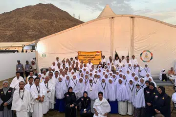 Jemaah haji Noor Mohamad Services di hadapan khemah di Arafah pada 2024. 