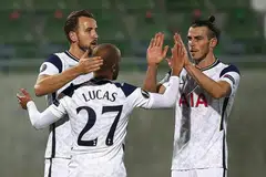 PENCAPAIAN BESAR: Harry Kane, yang berjaya menjaringkan gol ke-200 buat dirinya bersama Tottenham Hotspur, meraikan kemenangan Spurs bersama rakan sepasukan, Lucas Moura dan Gareth Bale selepas kemenangan 3-1 ke atas Ludogorets. - Foto-foto AFP, REUTERS