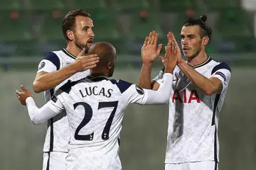 PENCAPAIAN BESAR: Harry Kane, yang berjaya menjaringkan gol ke-200 buat dirinya bersama Tottenham Hotspur, meraikan kemenangan Spurs bersama rakan sepasukan, Lucas Moura dan Gareth Bale selepas kemenangan 3-1 ke atas Ludogorets. - Foto-foto AFP, REUTERS