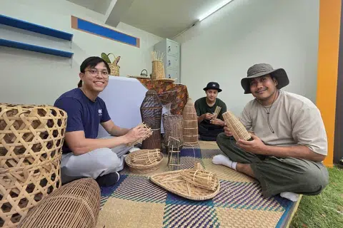 Bengkel menganyam perangkap ikan tradisional akan dibimbing oleh sukarelawan taman herba bertema kampung, Kebon Dapor, dan wadah pendidikan Pasarfish. Bergambar ialah (dari kanan) pengasas Kebon Dapor, Raja Mohd Fairuz Mohd Yusoff; sukarelawan Kebon Dapor, Encik Raihan Syahmi Abdul Hadi; dan pengasas bersama Pasarfish, Encik Elliott James Ong.