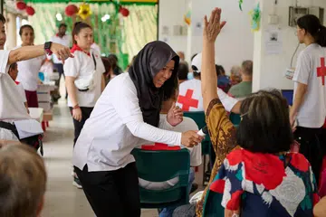 Sukarelawan bersama warga emas semasa acara sambutan Hari Raya Aidilfitri yang dihadiri 60 warga tua dan 40 sukarelawan. Matlamat program ElderAid Palang Merah Singapura (SRC) adalah untuk memastikan setiap warga emas menjalani hidup selesa dan bermakna. SRC memberi tumpuan kepada usaha menarik penglibatan warga emas bagi memastikan mereka tidak rasa terasing, melalui penjagaan menyeluruh dan memenuhi  keperluan sosial warga emas.