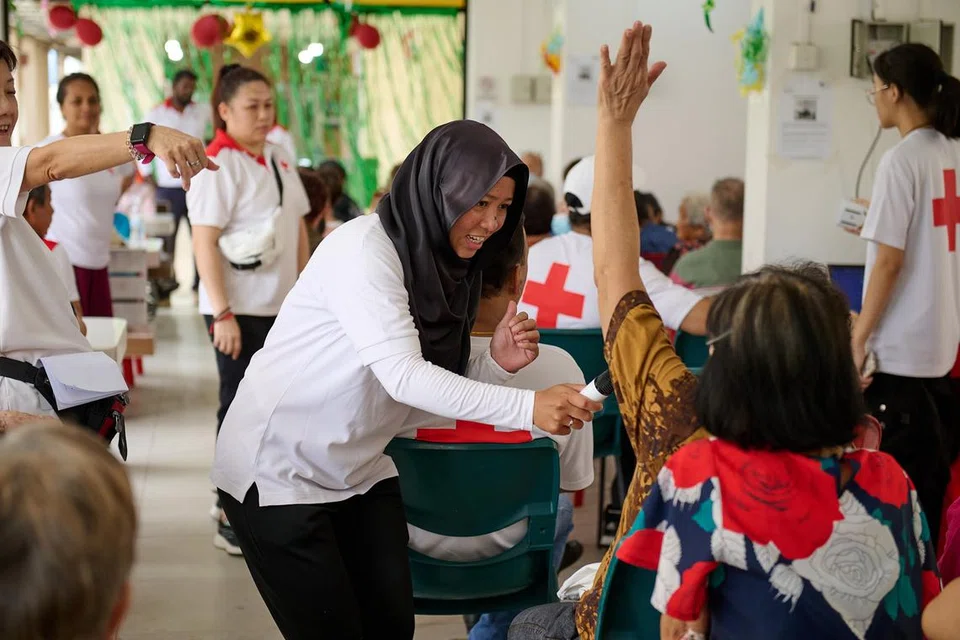 Sukarelawan bersama warga emas semasa acara sambutan Hari Raya Aidilfitri yang dihadiri 60 warga tua dan 40 sukarelawan. Matlamat program ElderAid Palang Merah Singapura (SRC) adalah untuk memastikan setiap warga emas menjalani hidup selesa dan bermakna. SRC memberi tumpuan kepada usaha menarik penglibatan warga emas bagi memastikan mereka tidak rasa terasing, melalui penjagaan menyeluruh dan memenuhi  keperluan sosial warga emas.