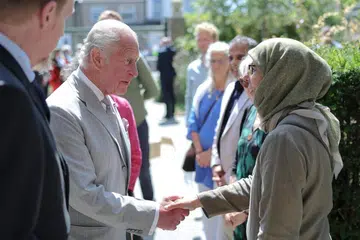 Raja Britain, Raja Charles III, bersalaman dengan orang ramai ketika tiba di Masjid Pusat Cambridge di Cambridge, England, pada 20 Julai 2026. Kunjungan itu berlangsung ketika kebimbangan terhadap peningkatan jenayah kebencian anti-Islam semakin memuncak, selepas British Muslim Trust melaporkan lebih 70 serangan terhadap masjid direkodkan sepanjang tahun lalu, bersamaan satu serangan setiap lima hari.