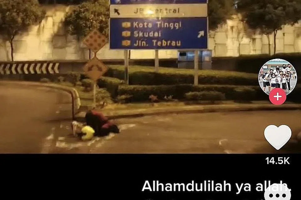 "Selepas pegawai kastam di Johor memberi balik pasport, perasaan gementar itu terus hilang. Kami berhenti sebentar untuk menyimpan pasport dan dokumen lain. Di situ, saya beritahu rakan saya bahawa saya perlu masa sendirian kerana saya hampir menangis kerana terasa nikmatnya dapat kembali ke JB, yang sudah lama saya tidak rasakan." - Encik Mohammad Hafiz Atan, yang melakukan sujud syukur (tangkap skrin video) selepas masuk ke Johor pada hari pertama sempadan Singapura-Malaysia dibuka semula.