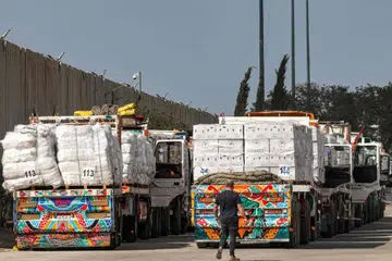 Trak Mesir yang membawa bekalan bantuan kemanusiaan untuk Jaluran Gaza menunggu di bahagian Israel di lintasan sempadan Kerem Shalom dengan wilayah Palestin di selatan Israel pada 16 Februari. 