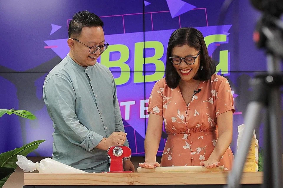 Selain menggunakan wadah-wadah digital untuk mendidik dan menyampaikan maklumat, BH juga memenuhi satu lagi peranannya sebagai organisasi media dengan menghibur termasuk menerusi konsert Hari Raya maya dan program gaya hidup pagi Ahad, 'The BM Show'.