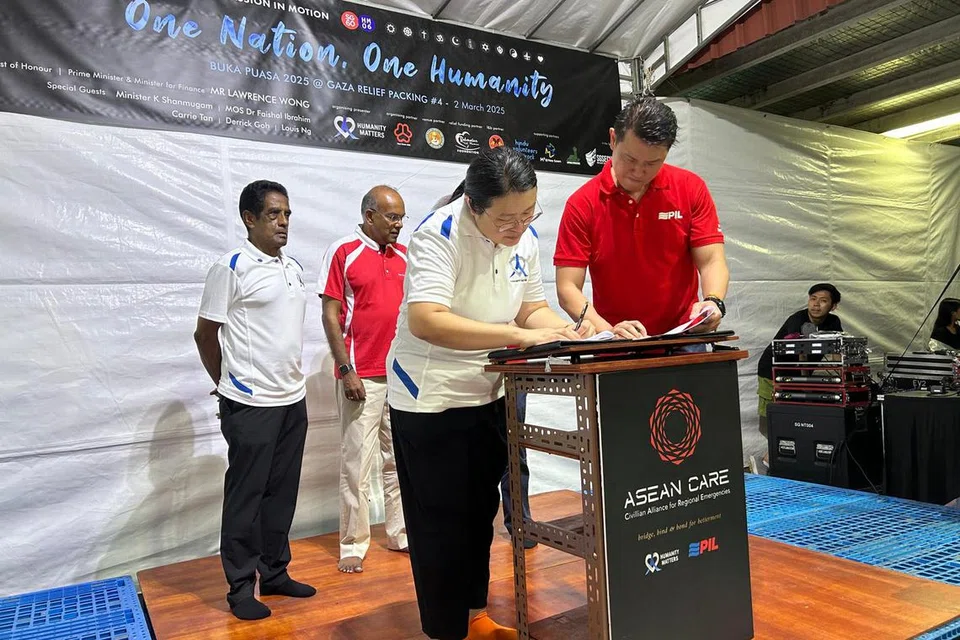 Encik Chia Yujin, Ketua Kelestarian, Penyahkarbonan & Bahan Api Marin, PIL, dan Cik Lee Chin Chin, Pengarah, Humanity Matters, telah menandatangani MOU di Sree Narayana Mission pada 2 Mac. Mereka disaksikan (belakang, dari kiri) Timbalan Pengerusi Humanity Matters, Encik Noor Mohd Marican dan Menteri Ehwal Dalam Negeri merangkap Undang-Undang, Encik K. Shanmugam.