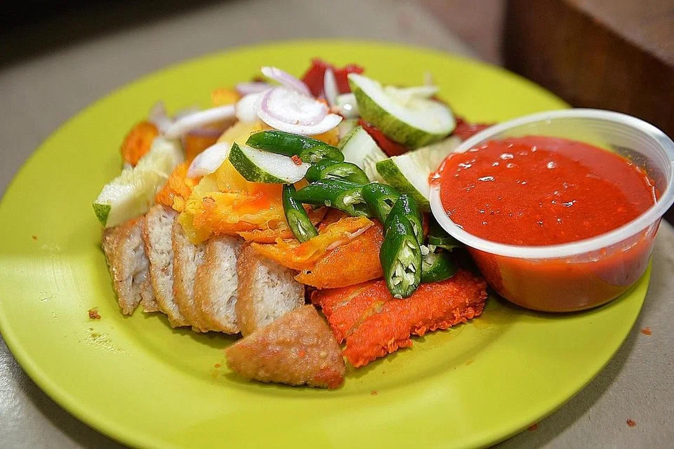 ROJAK INDIA: Antara rojak terkenal dan digemari di Singapura. Ia juga dikenali sebagai rojak mamak dan dimakan dengan kuah berwarna merah bersama pelbagai jenis gorengan seperti paru goreng, vadai udang, kentang rebus dan cucur tepung. - Foto BM oleh KELLY HUI