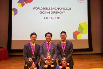 KEJAYAAN ANAK MUDA: Encik Irfan Zulhelmy Rohizam (tengah) yang merangkul pingat emas dalam kategori Penyelenggaraan Pesawat bersama Encik Danish Irsyad Bahtiar (kanan) yang memperoleh perak dalam kategori Pembinaan Digital dan Encik Muhammad Haizad Daniel Muhammad Hafiz (kiri) yang meraih gangsa dalam kategori Penjagaan Kesihatan dan Sosial.