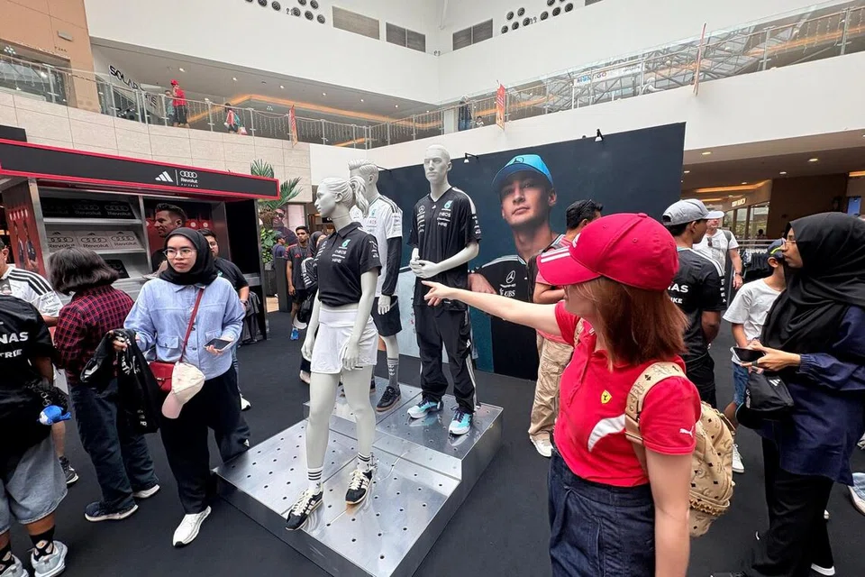Peminat sukan permotoran Formula Satu (F1) tidak melepaskan peluang mendapatkan barangan dagangan, atau ‘merchandise’, F1 yang turut dijual di Mitsul Outlet Park, Lapangan Terbang Antarabangsa Kuala Lumpur.